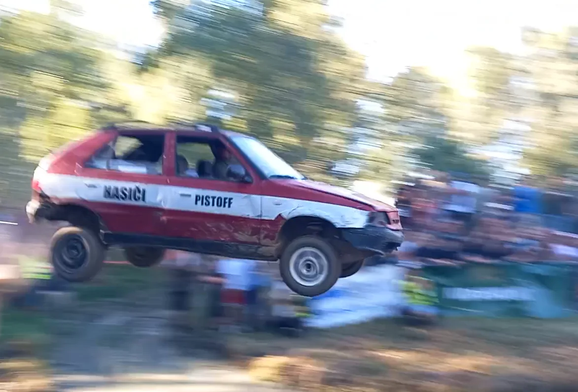 VIDEO: Na Pístovských mokřadech vystřelovali lidi do bažiny, pak skákala i auta