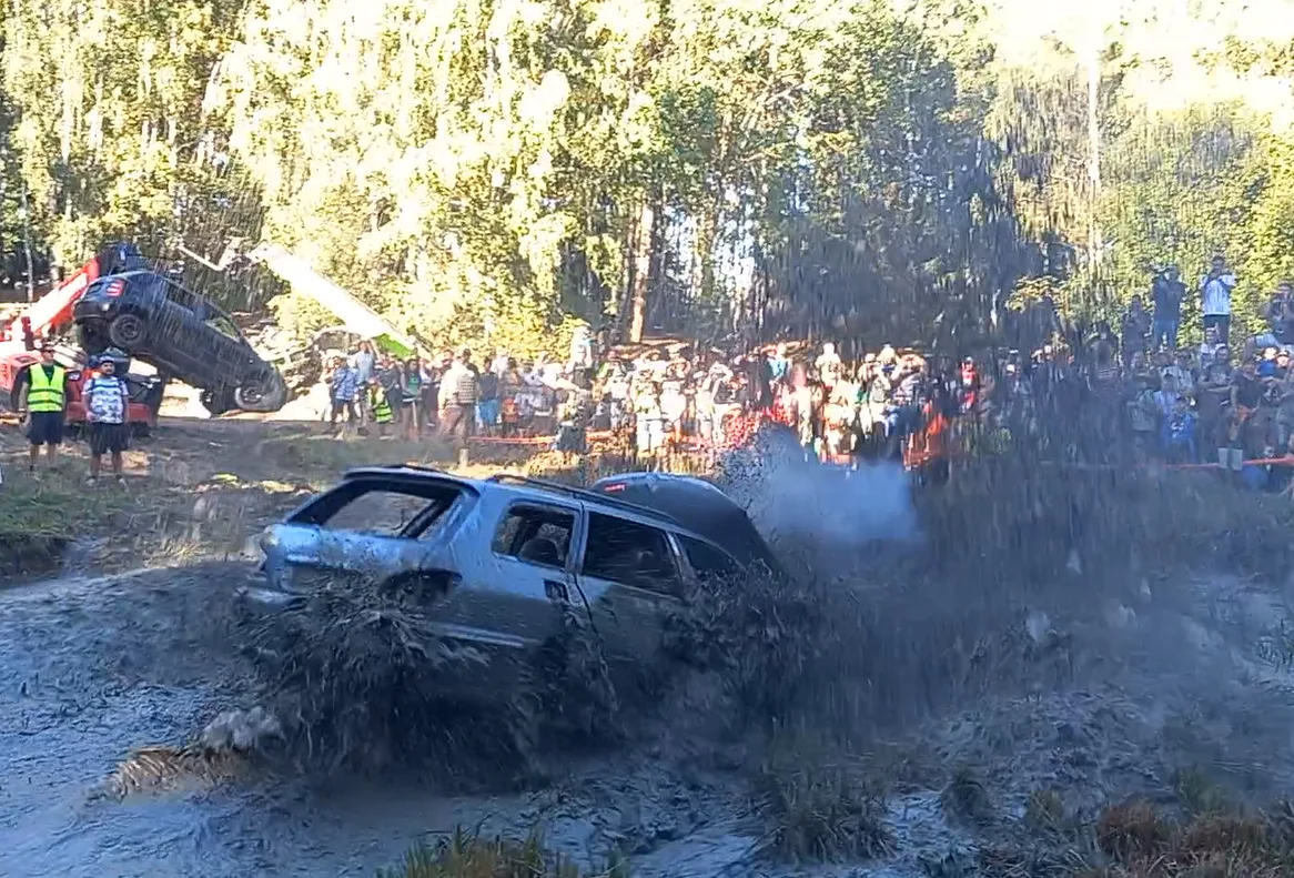 VIDEO: Na Pístovských mokřadech vystřelovali lidi do bažiny, pak skákala i auta