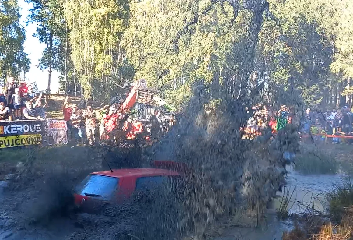 VIDEO: Na Pístovských mokřadech vystřelovali lidi do bažiny, pak skákala i auta