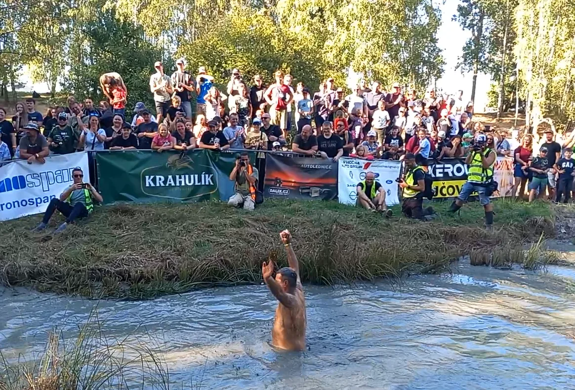 VIDEO: Na Pístovských mokřadech vystřelovali lidi do bažiny, pak skákala i auta