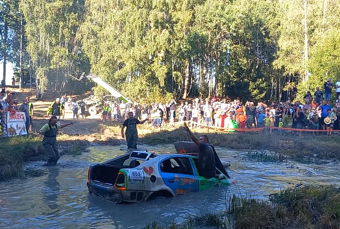 VIDEO: Na Pístovských mokřadech vystřelovali lidi do bažiny, pak skákala i auta