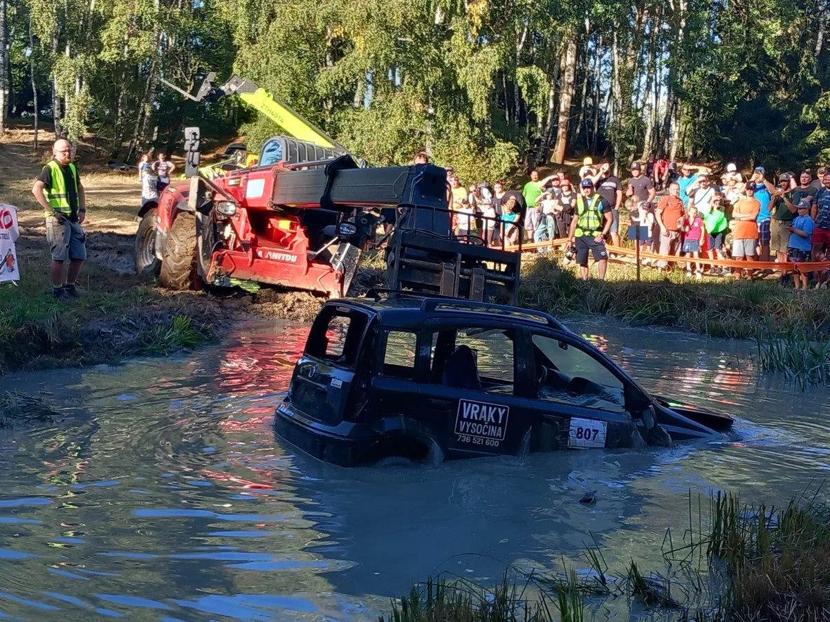 VIDEO: Na Pístovských mokřadech vystřelovali lidi do bažiny, pak skákala i auta