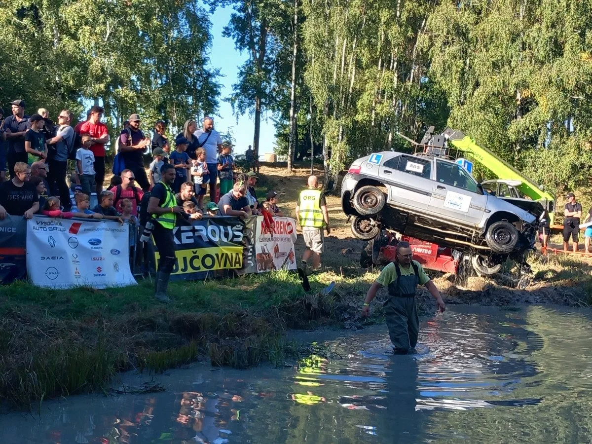 VIDEO: Na Pístovských mokřadech vystřelovali lidi do bažiny, pak skákala i auta