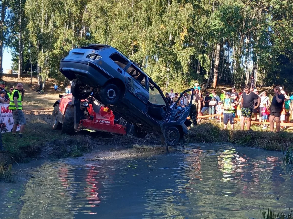 VIDEO: Na Pístovských mokřadech vystřelovali lidi do bažiny, pak skákala i auta