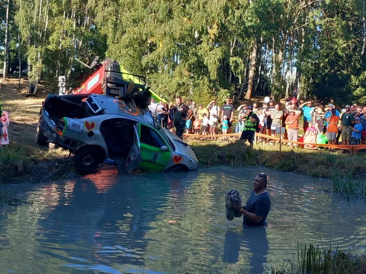 VIDEO: Na Pístovských mokřadech vystřelovali lidi do bažiny, pak skákala i auta