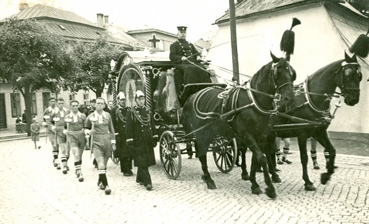 Ještě v roce 1960 vzbuzovaly pohřební vozy, tažené koňmi, v jihlavských ulicích pozornost. Před rokem 1950 to byl až na výjimky jediný způsob přepravy zemřelých na hřbitov. Foto: Poskytl Stanislav Jelínek