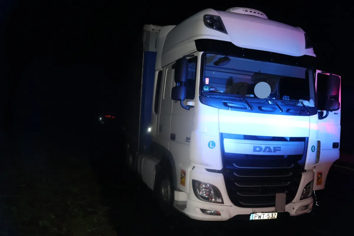 Po dálnici jel večer cizinec, který měl téměř dvě a půl promile. Řídil kamion. Foto: Se svolením Policie ČR