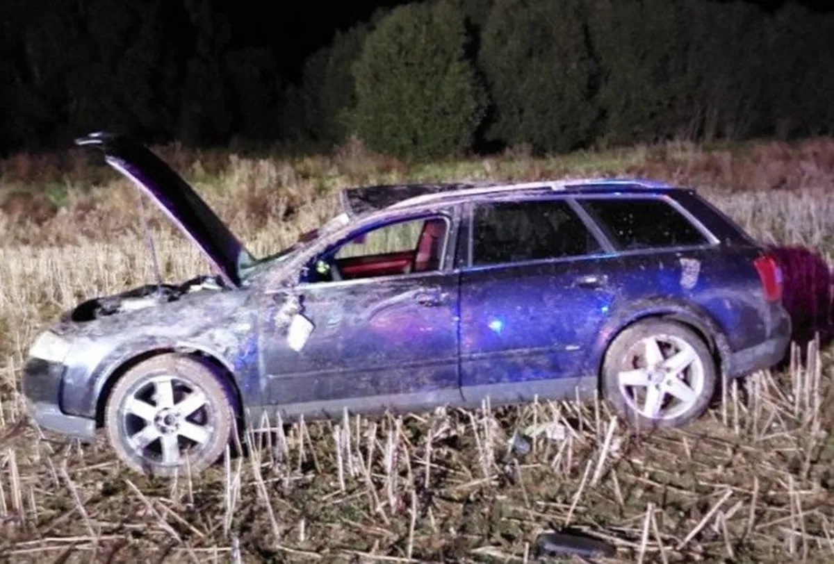 Devatenáctiletý řidič za volantem audi jel moc rychle a kolem půlnoci havaroval. Foto: Se svolením Policie ČR