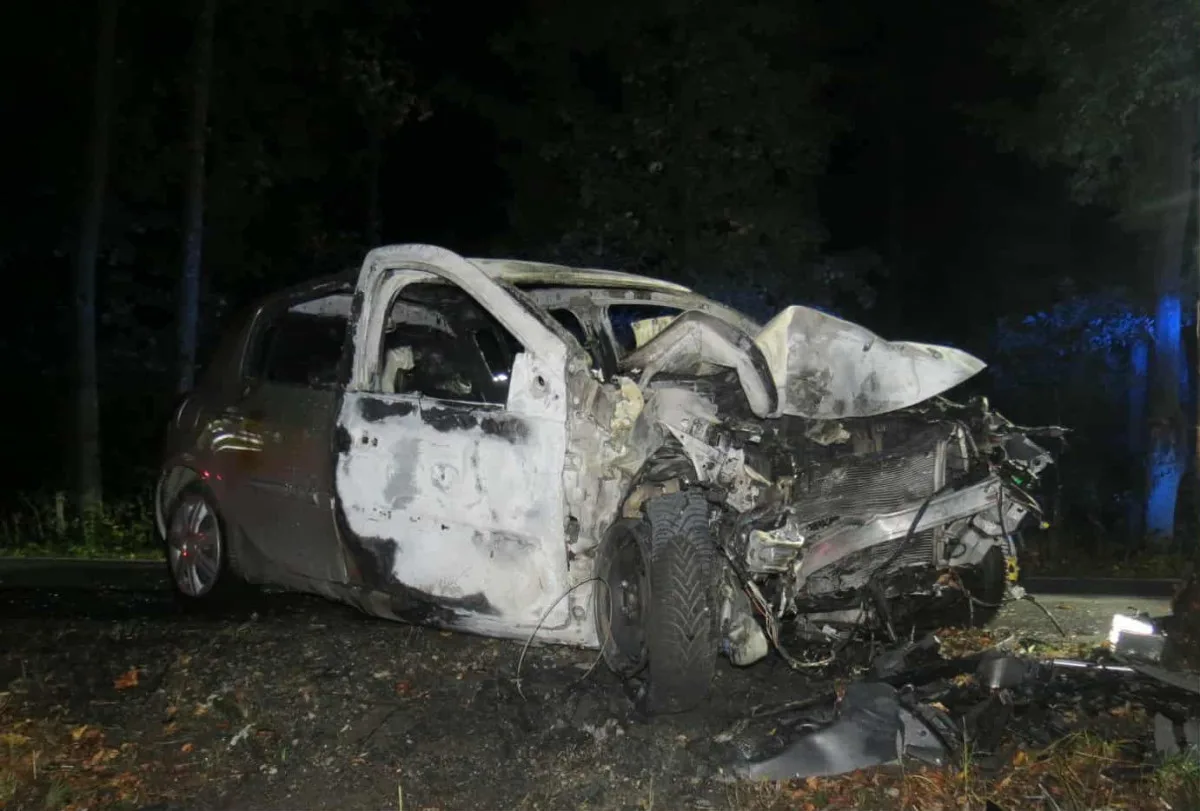 U Benátek v noci hořelo auto, řidič zůstal zaklíněný uvnitř a zemřel