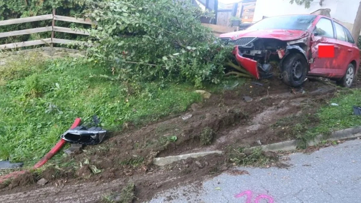 Řidič v Brtnici měl problém vejít se na silnici. Poškodil vše, co mu stálo v cestě