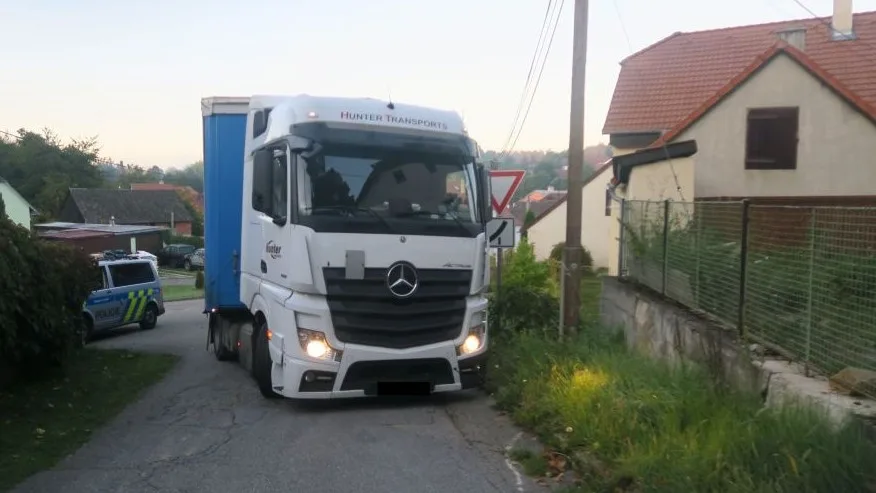Řidič v Brtnici měl problém vejít se na silnici. Poškodil vše, co mu stálo v cestě