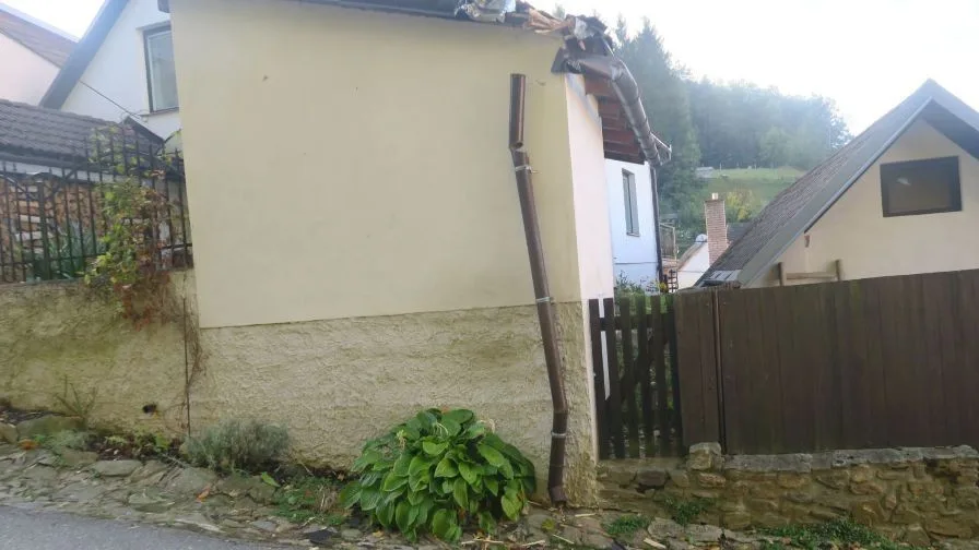 Řidič v Brtnici měl problém vejít se na silnici. Poškodil vše, co mu stálo v cestě