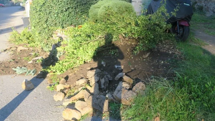 Řidič v Brtnici měl problém vejít se na silnici. Poškodil vše, co mu stálo v cestě