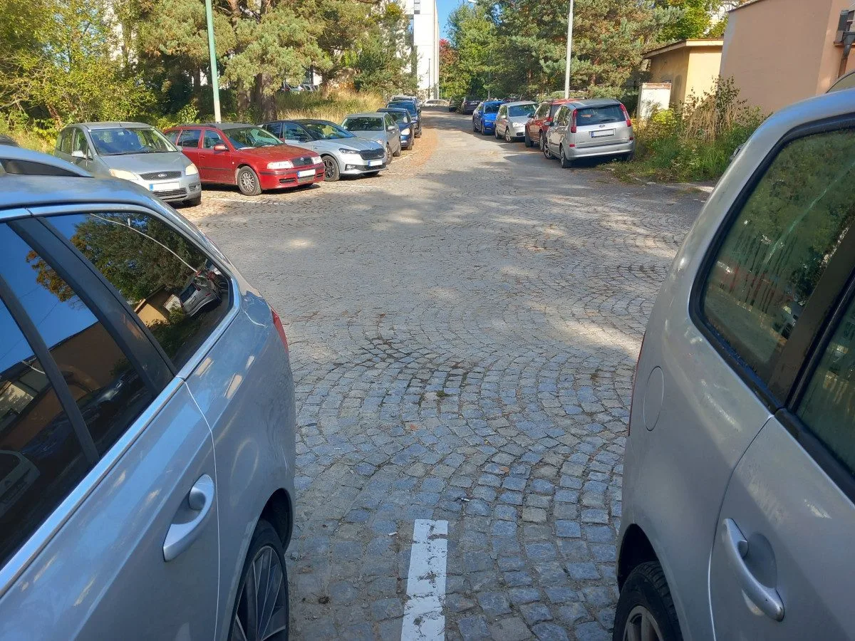 Parkování v Jihlavě XVIII: Parkovitě u krajského úřadu nabízí téměř sto míst zdarma