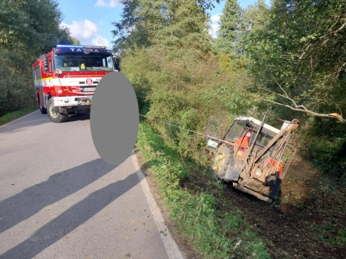 U Třeštice boural pětasedmdesátiletý traktorista. Vjel na krajnici a převrátil se