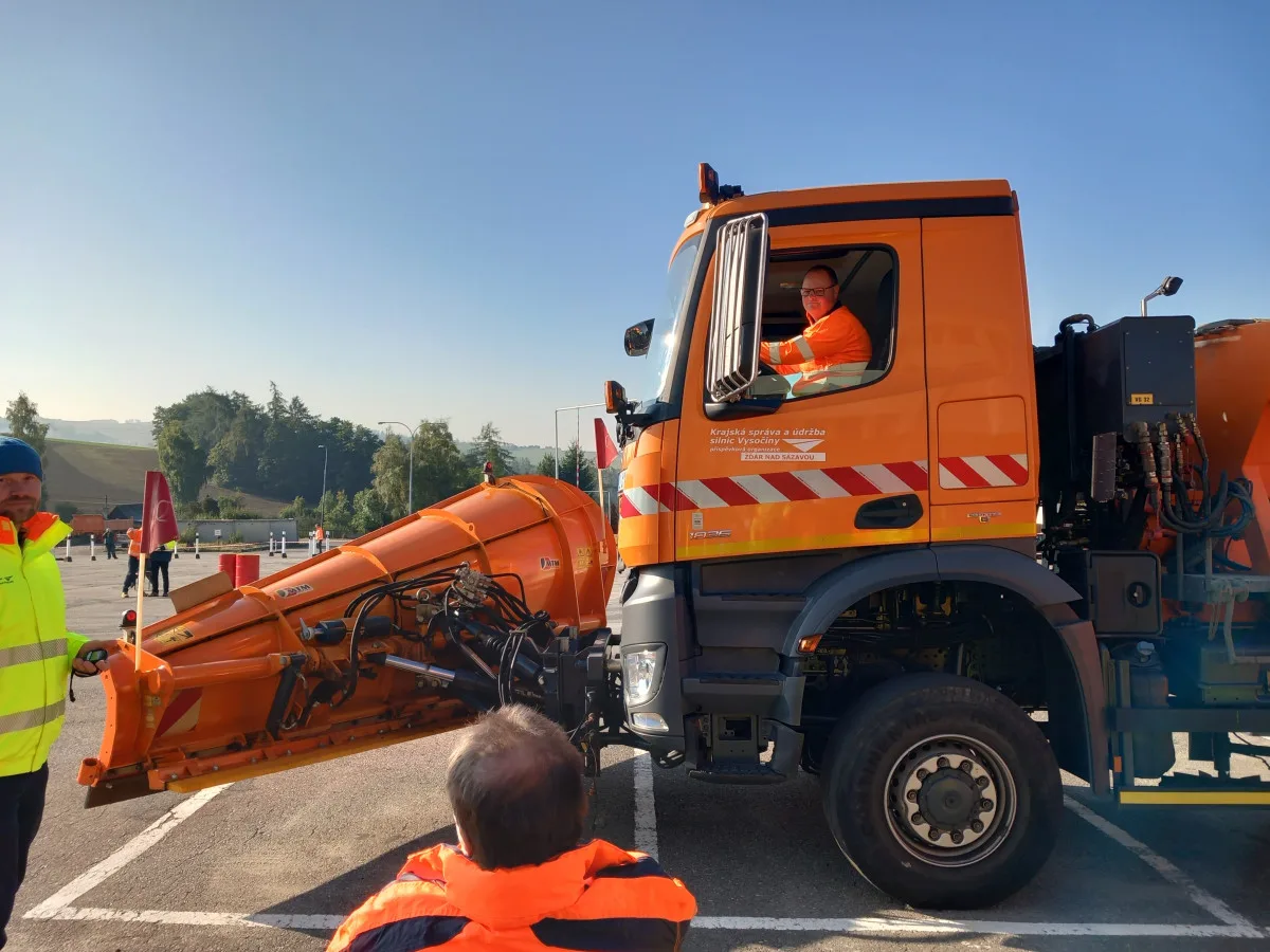 FOTO: Jsme naprosto připraveni, hlásí před začátkem zimy cestáři. Soutěžili v rodeu