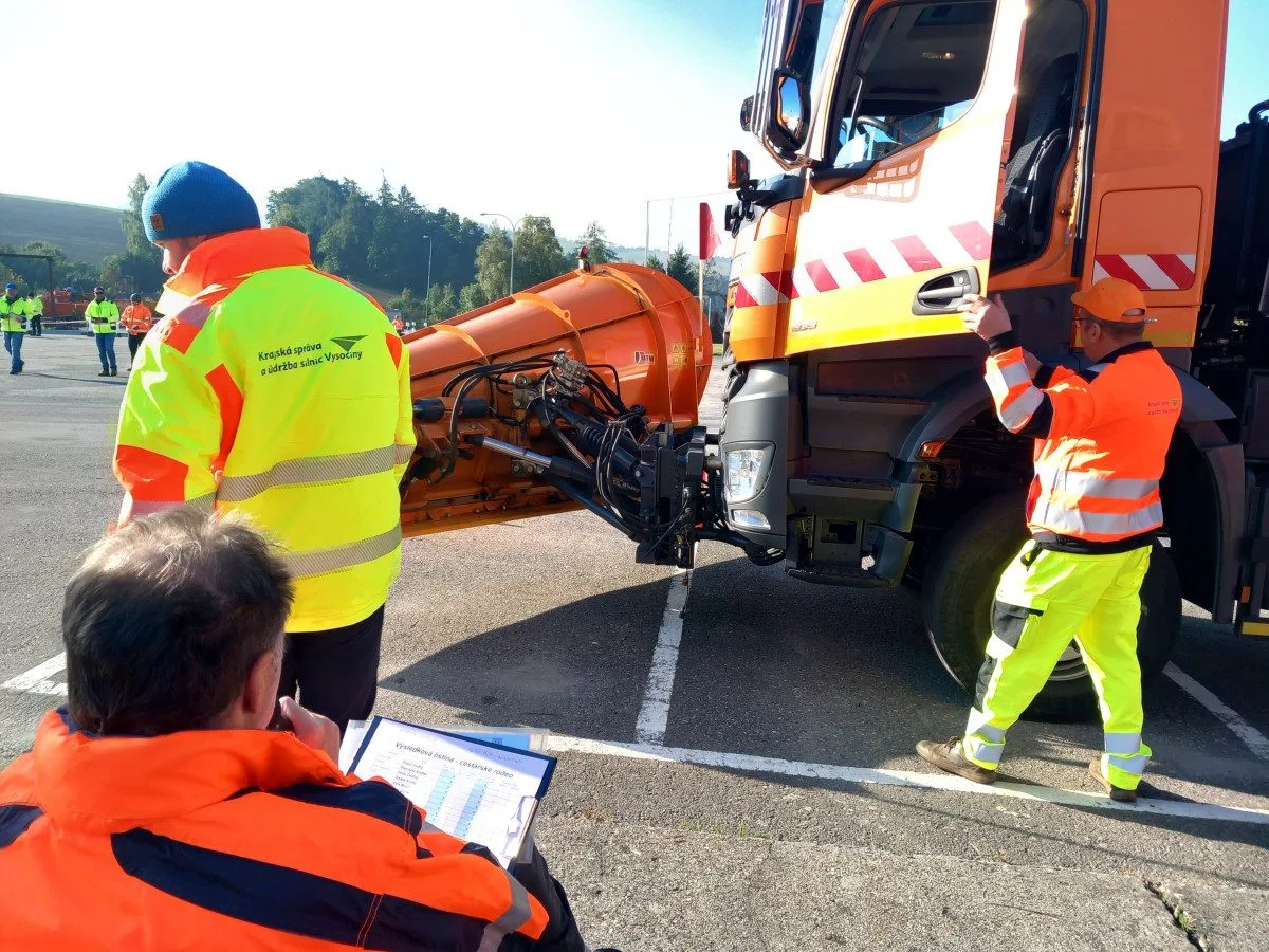 FOTO: Jsme naprosto připraveni, hlásí před začátkem zimy cestáři. Soutěžili v rodeu