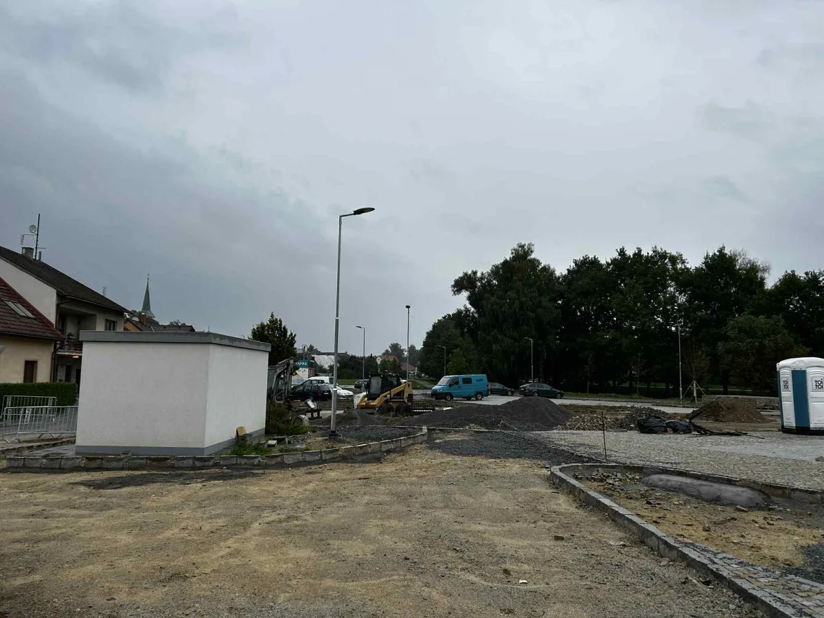 FOTO: V Třešti budují nové parkoviště. Modré zóny nejsou pro starostu na pořadu dne