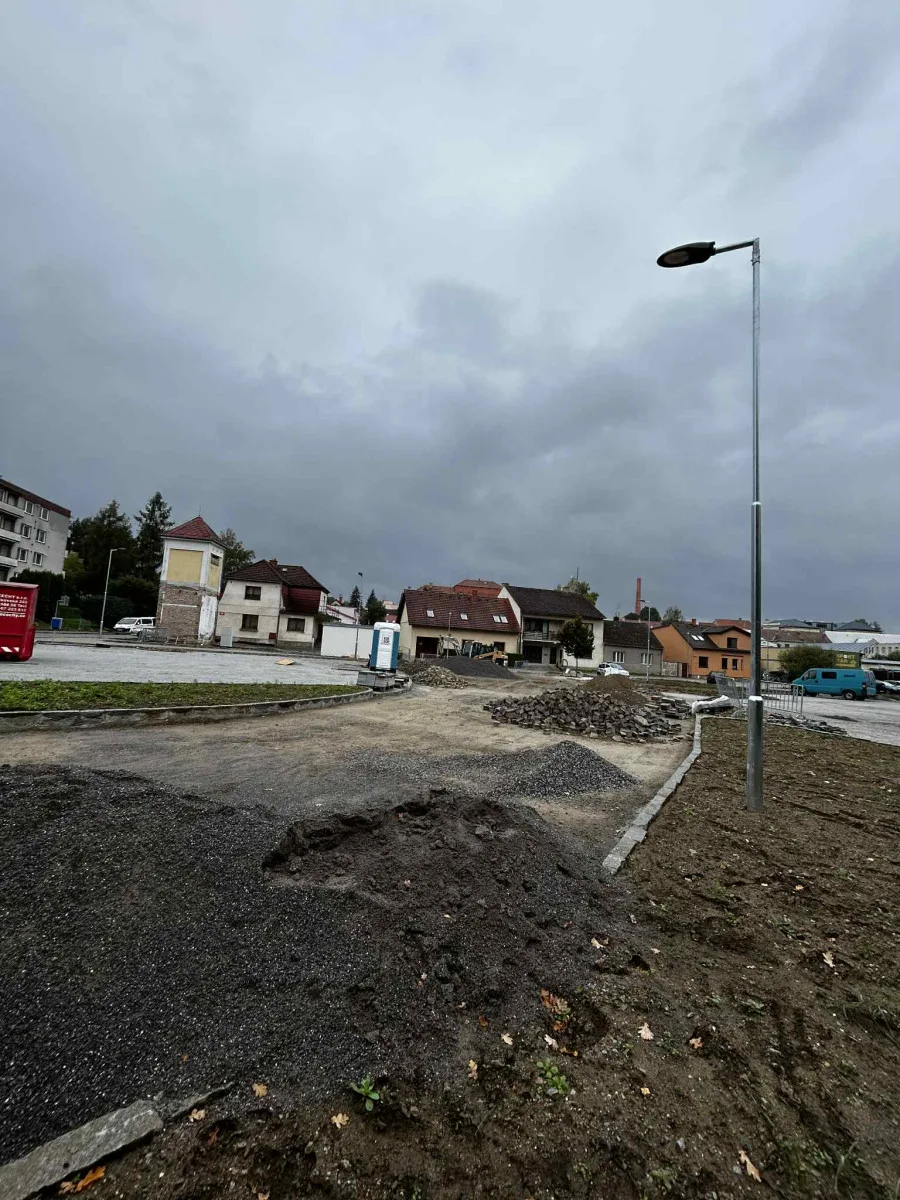 FOTO: V Třešti budují nové parkoviště. Modré zóny nejsou pro starostu na pořadu dne