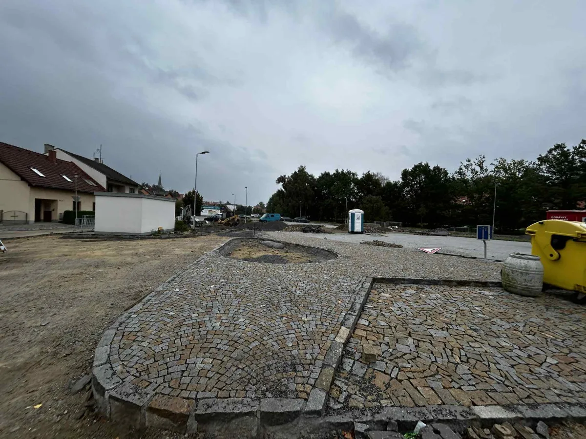 FOTO: V Třešti budují nové parkoviště. Modré zóny nejsou pro starostu na pořadu dne