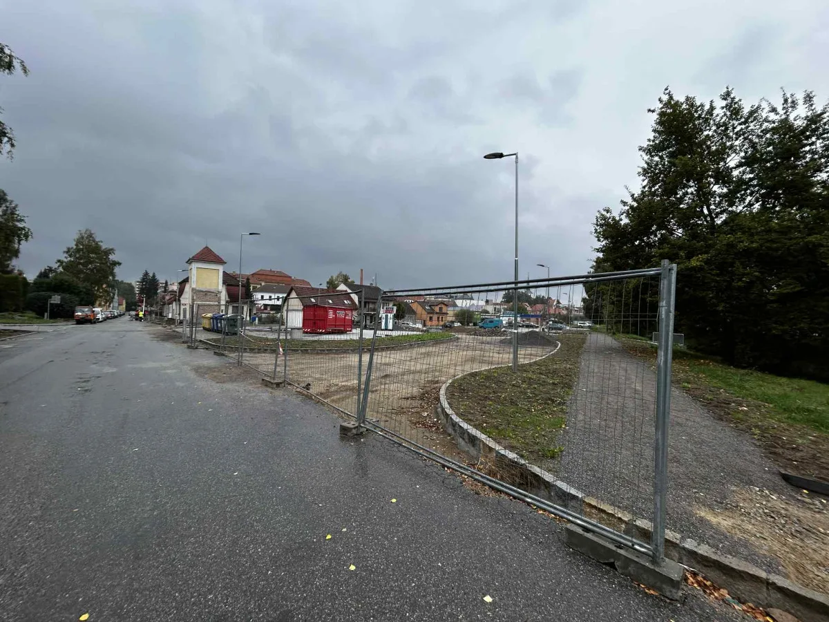 FOTO: V Třešti budují nové parkoviště. Modré zóny nejsou pro starostu na pořadu dne