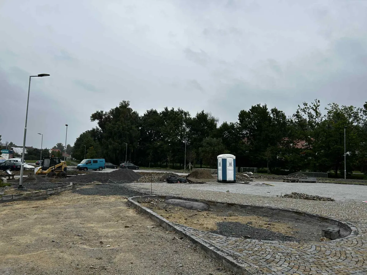 FOTO: V Třešti budují nové parkoviště. Modré zóny nejsou pro starostu na pořadu dne