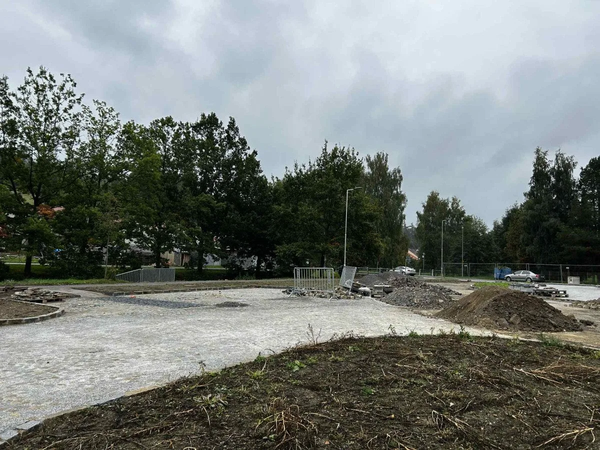 FOTO: V Třešti budují nové parkoviště. Modré zóny nejsou pro starostu na pořadu dne