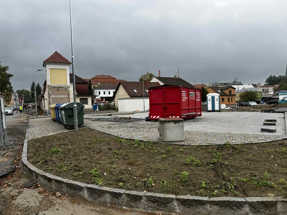 FOTO: V Třešti budují nové parkoviště. Modré zóny nejsou pro starostu na pořadu dne