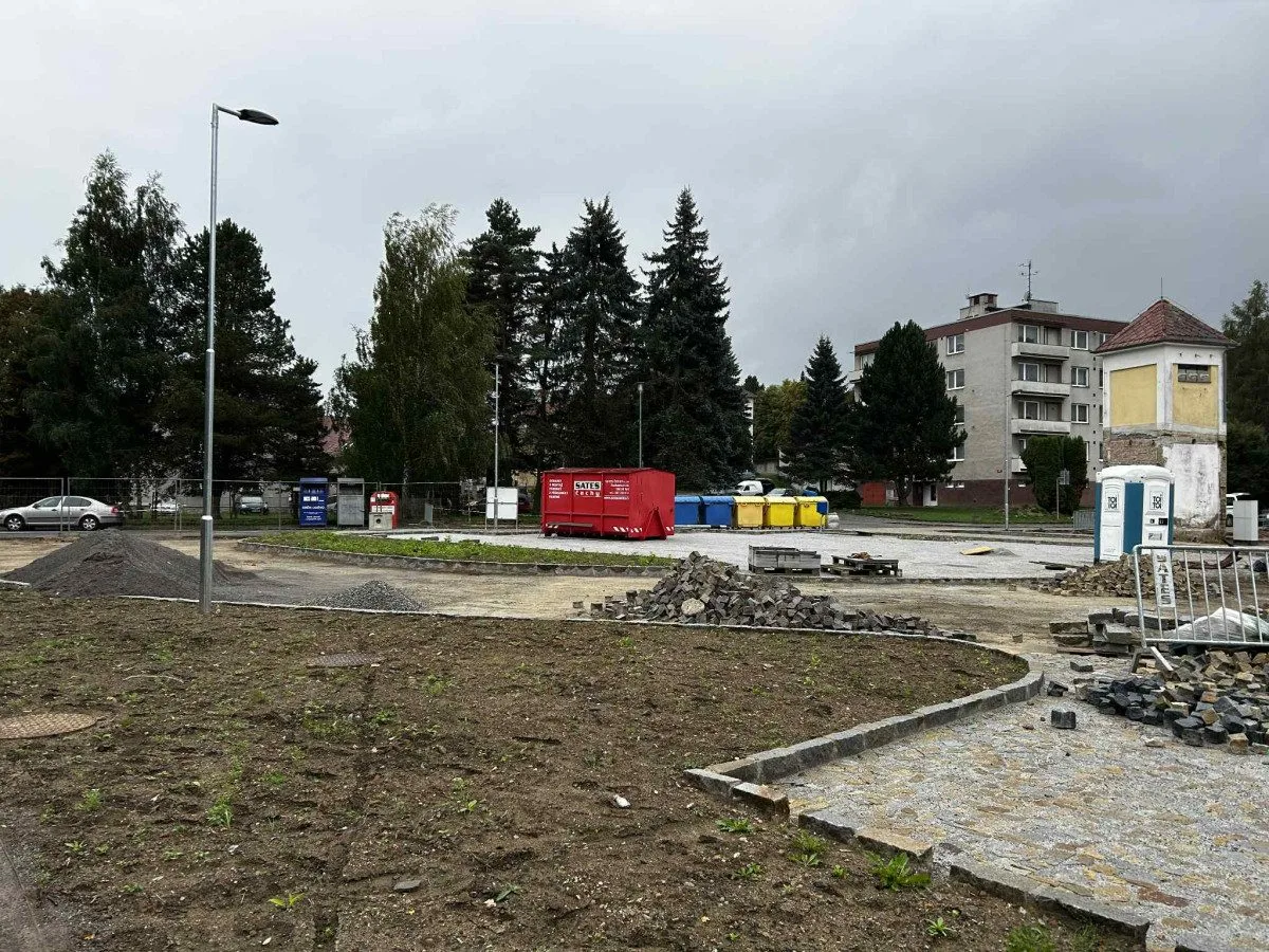 FOTO: V Třešti budují nové parkoviště. Modré zóny nejsou pro starostu na pořadu dne