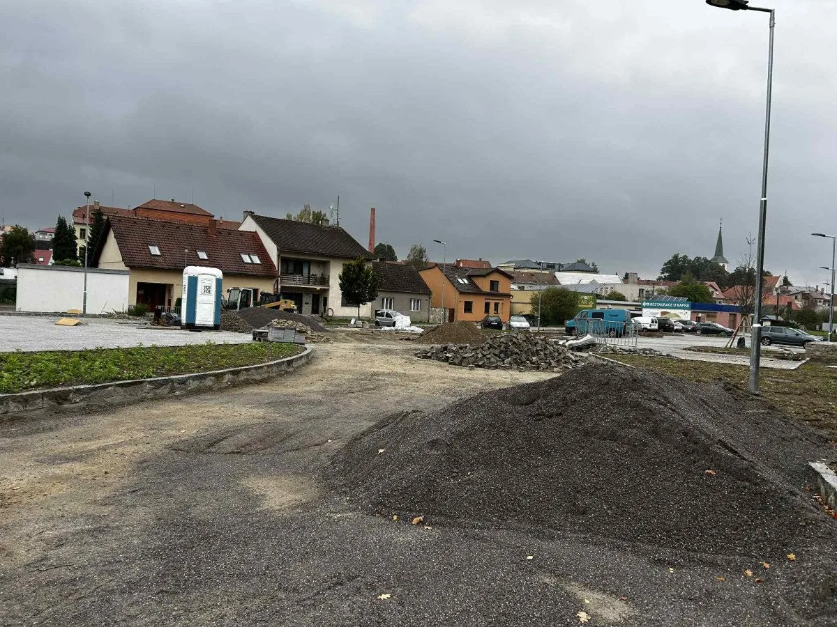 FOTO: V Třešti budují nové parkoviště. Modré zóny nejsou pro starostu na pořadu dne