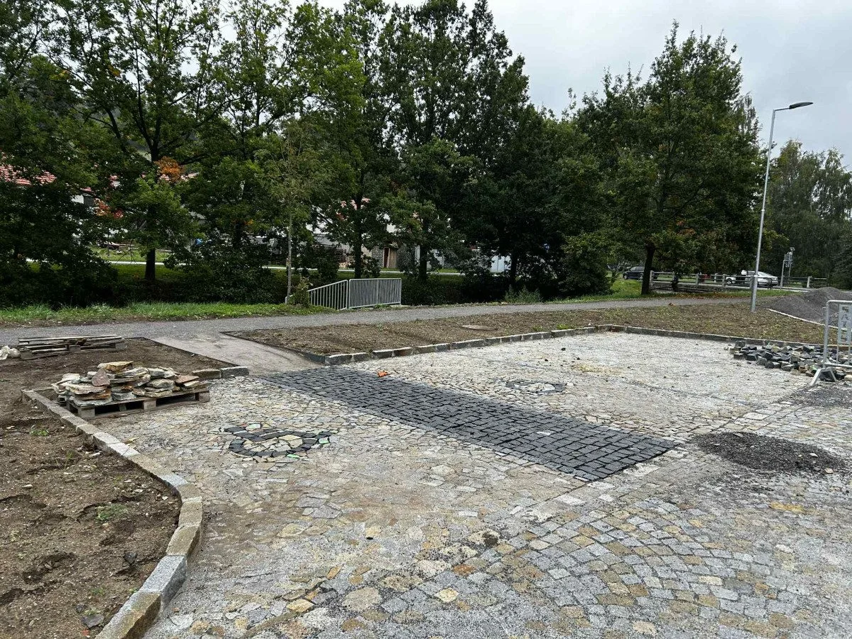 FOTO: V Třešti budují nové parkoviště. Modré zóny nejsou pro starostu na pořadu dne