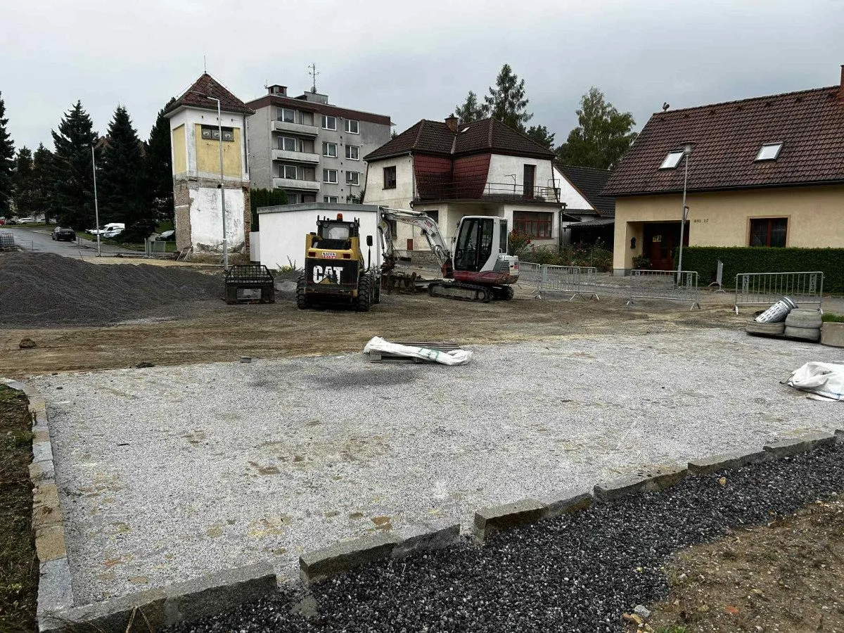 FOTO: V Třešti budují nové parkoviště. Modré zóny nejsou pro starostu na pořadu dne