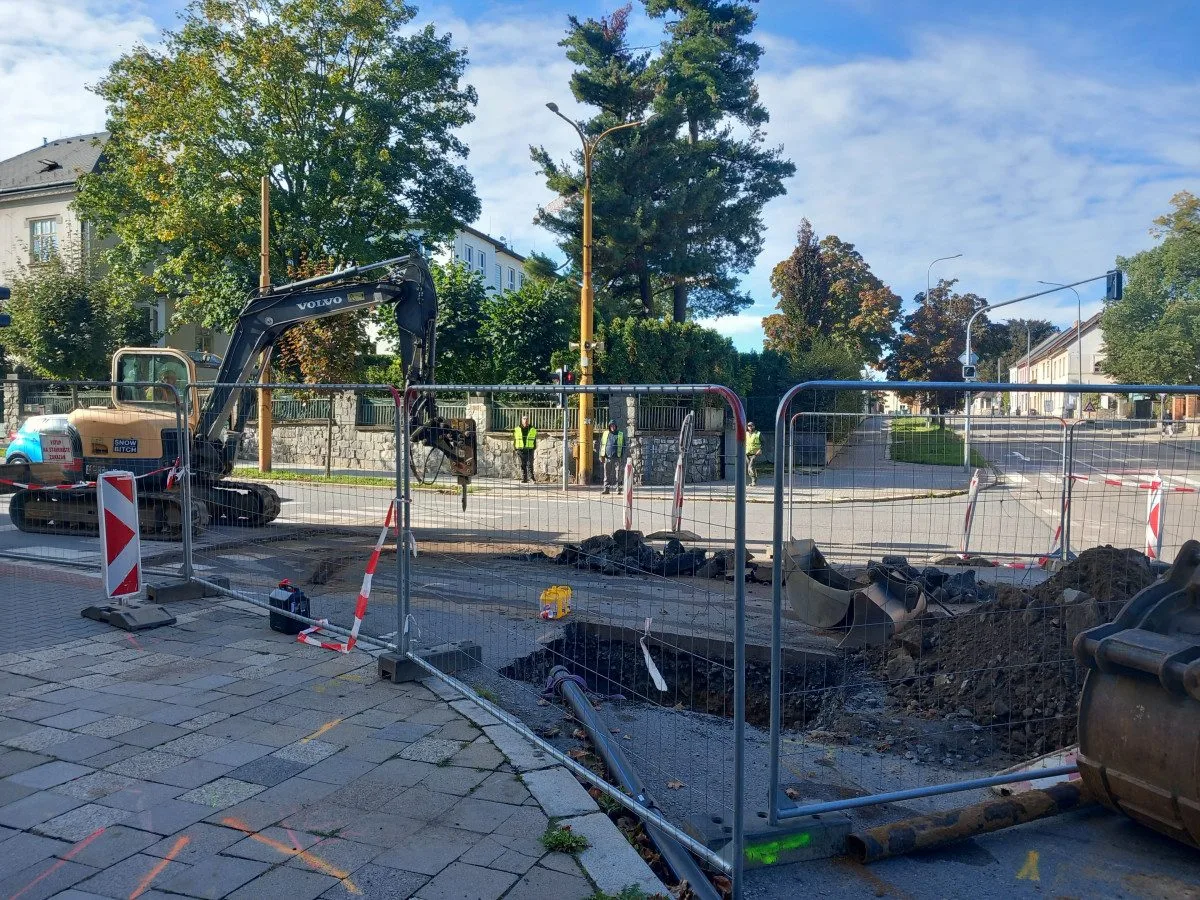 Na křižovatce třídy Legionářů a Fritzovy ulice je obrovská díra, týká se vodovodů
