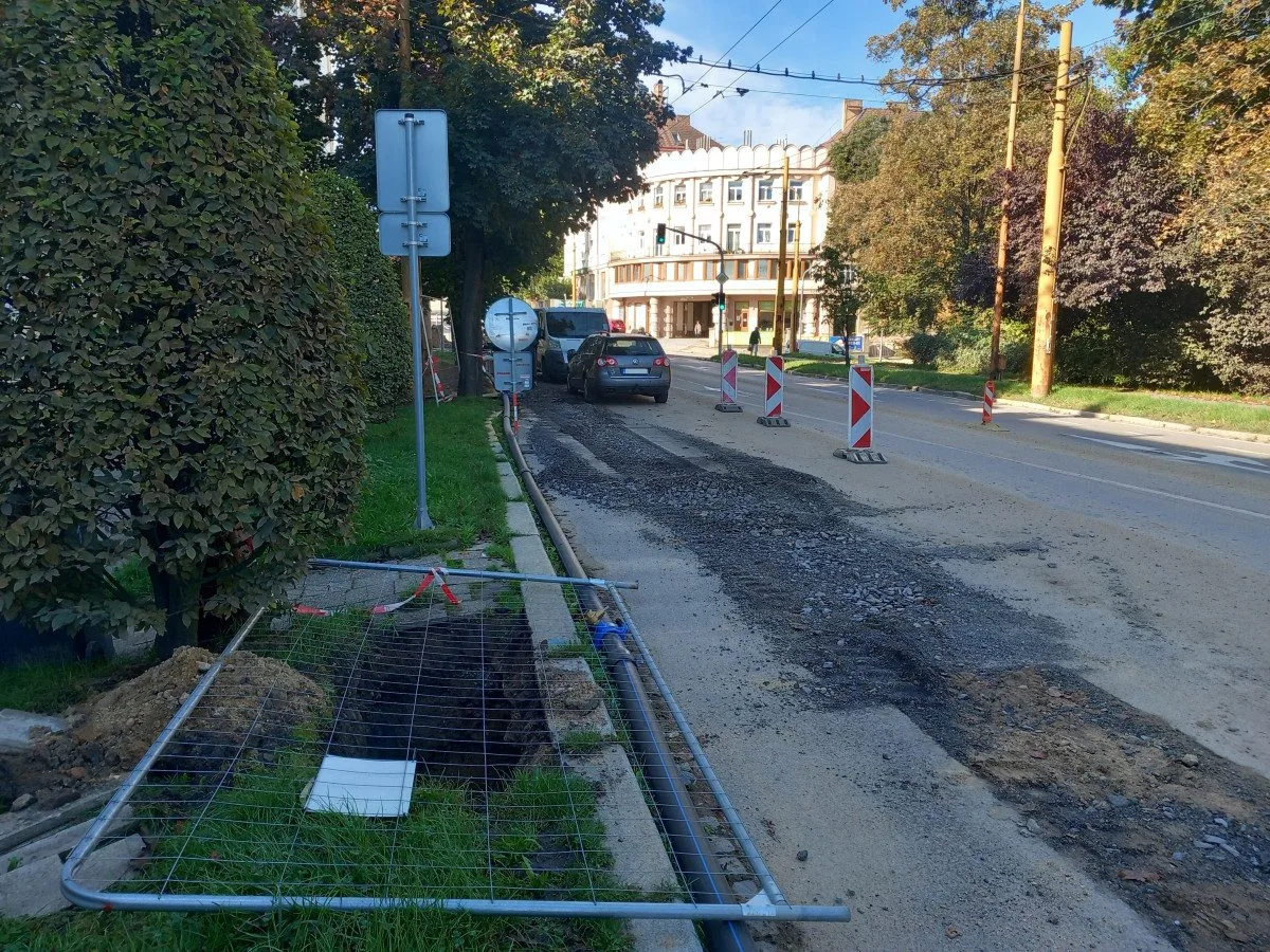 Na křižovatce třídy Legionářů a Fritzovy ulice je obrovská díra, týká se vodovodů