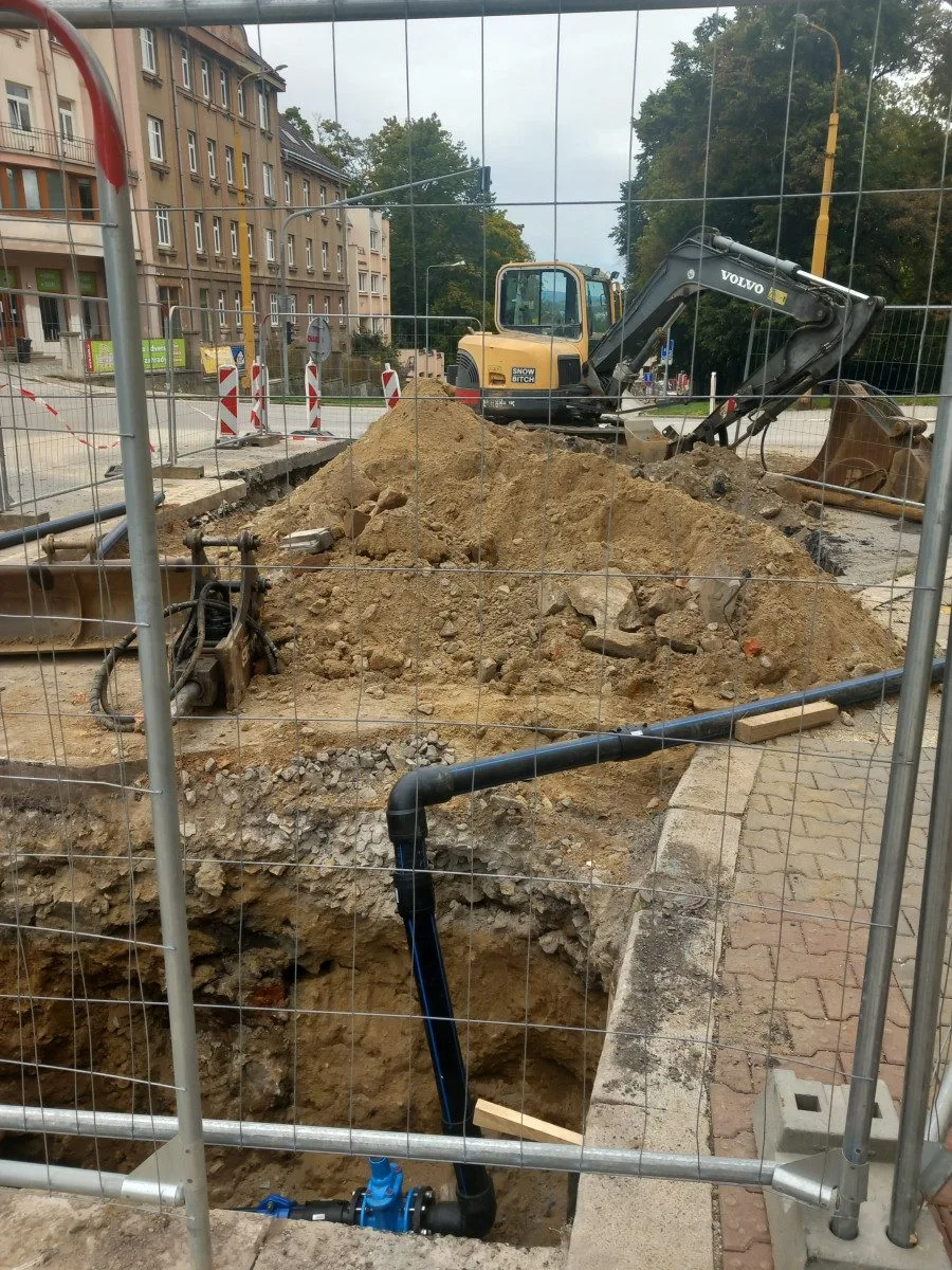 Na křižovatce třídy Legionářů a Fritzovy ulice je obrovská díra, týká se vodovodů