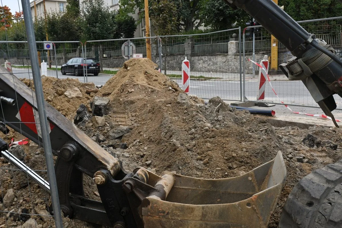 Na křižovatce třídy Legionářů a Fritzovy ulice je obrovská díra, týká se vodovodů