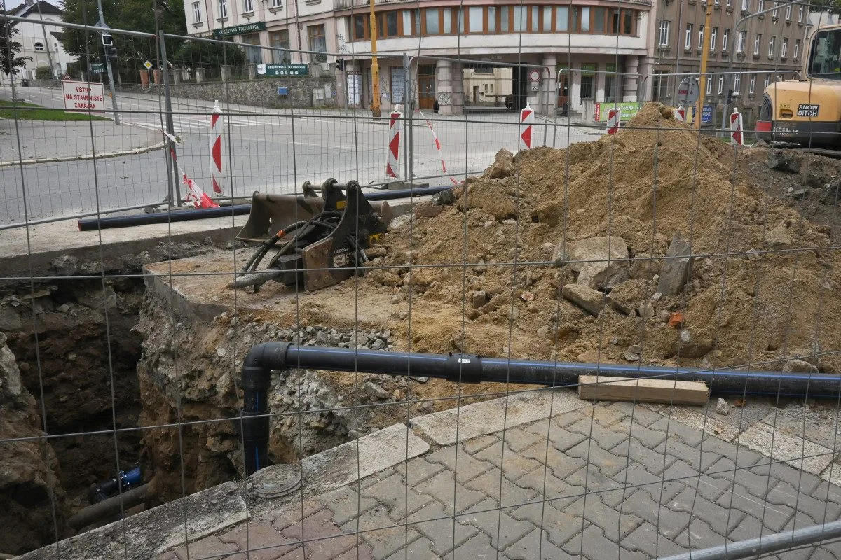 Na křižovatce třídy Legionářů a Fritzovy ulice je obrovská díra, týká se vodovodů
