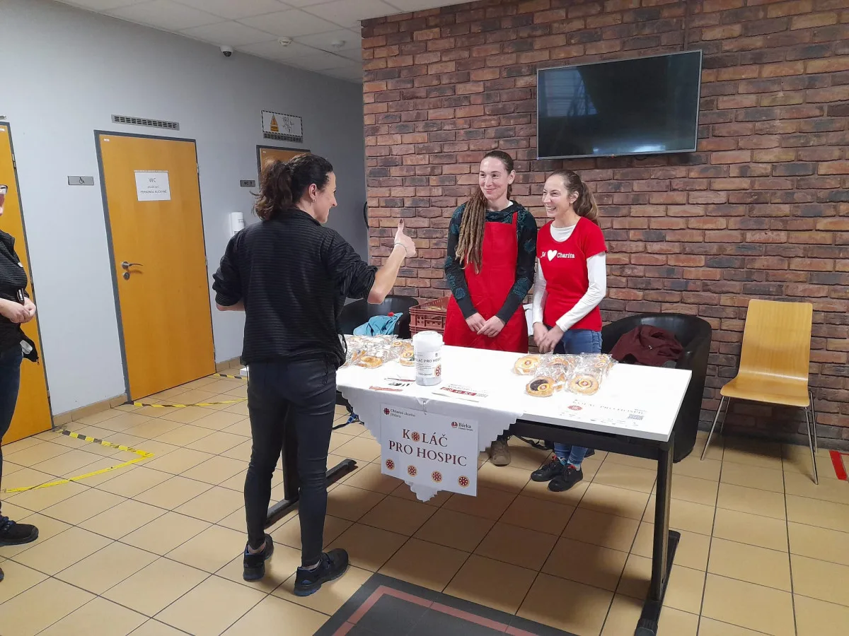 Lidé si dnes mohou koupit Koláč pro hospic. Pochutnají si a pomohou dobré věci. Foto: Se svolením Oblastní charity Jihlava