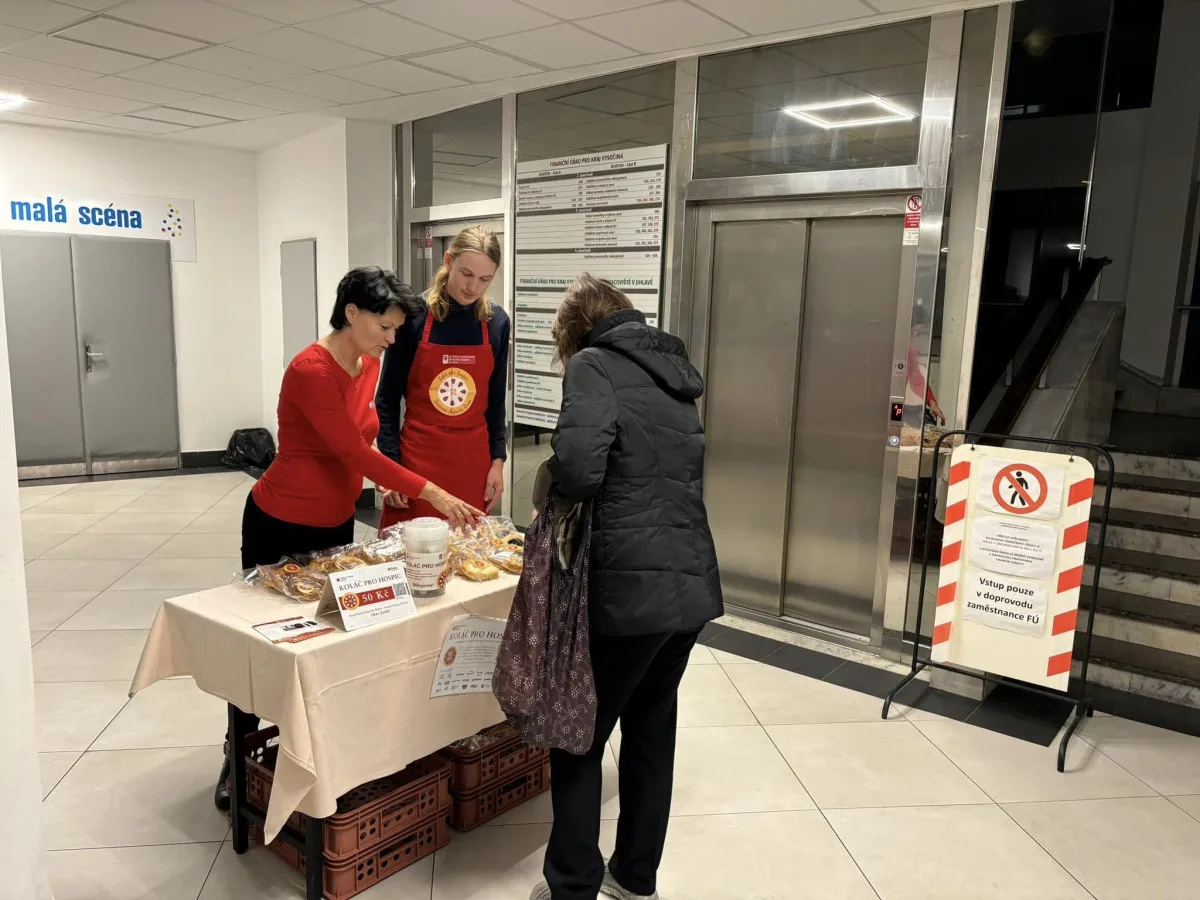 Lidé si dnes mohou koupit Koláč pro hospic. Pochutnají si a pomohou dobré věci