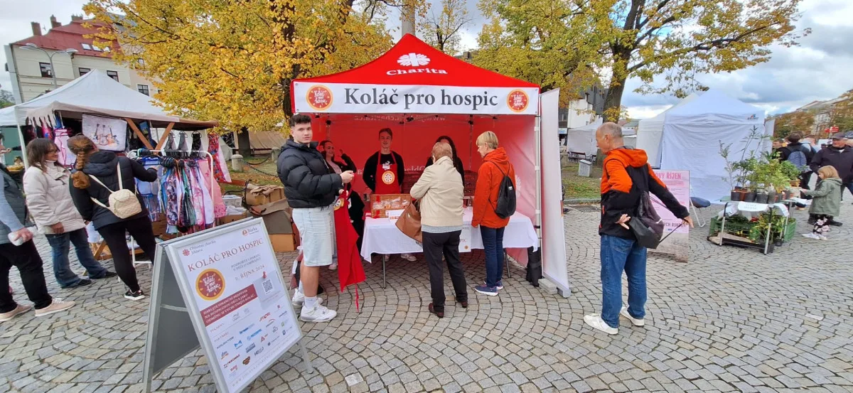 Lidé si dnes mohou koupit Koláč pro hospic. Pochutnají si a pomohou dobré věci