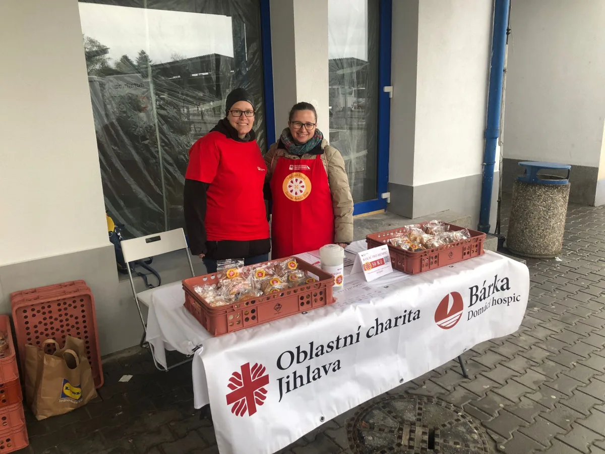 Lidé si dnes mohou koupit Koláč pro hospic. Pochutnají si a pomohou dobré věci