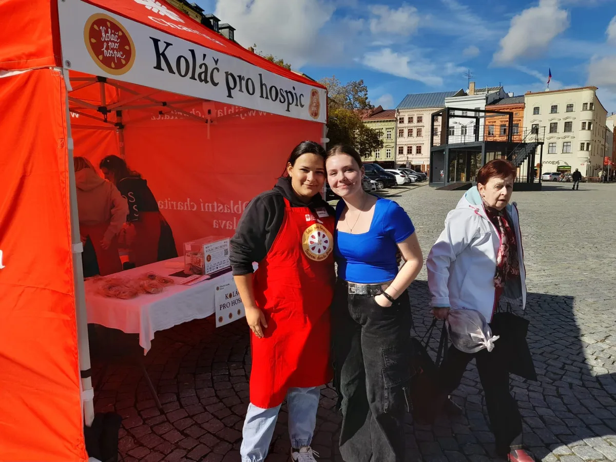 Lidé si dnes mohou koupit Koláč pro hospic. Pochutnají si a pomohou dobré věci