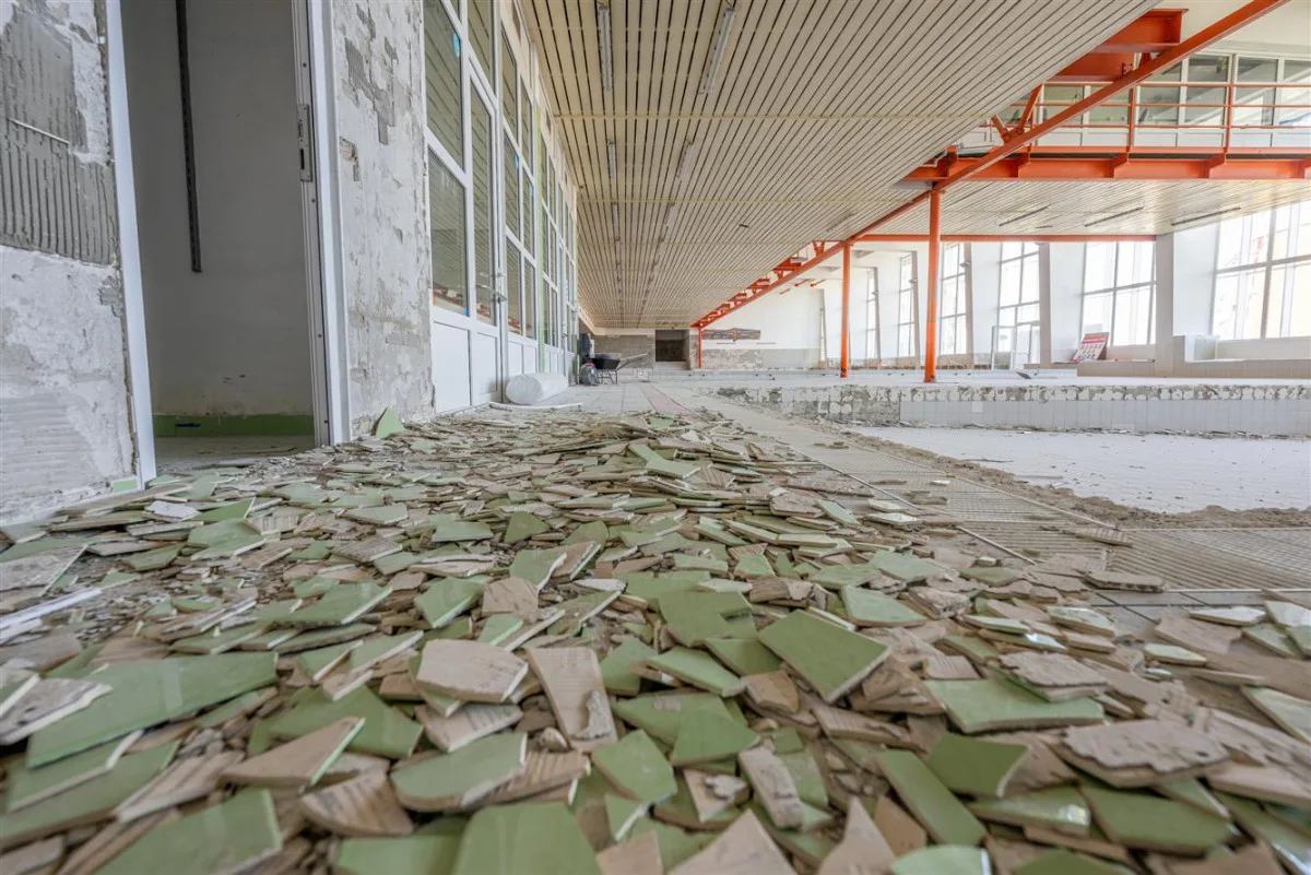 FOTO: V jihlavském bazénu E. Rošického pracuje bagr, dírou je vidět o patro níže