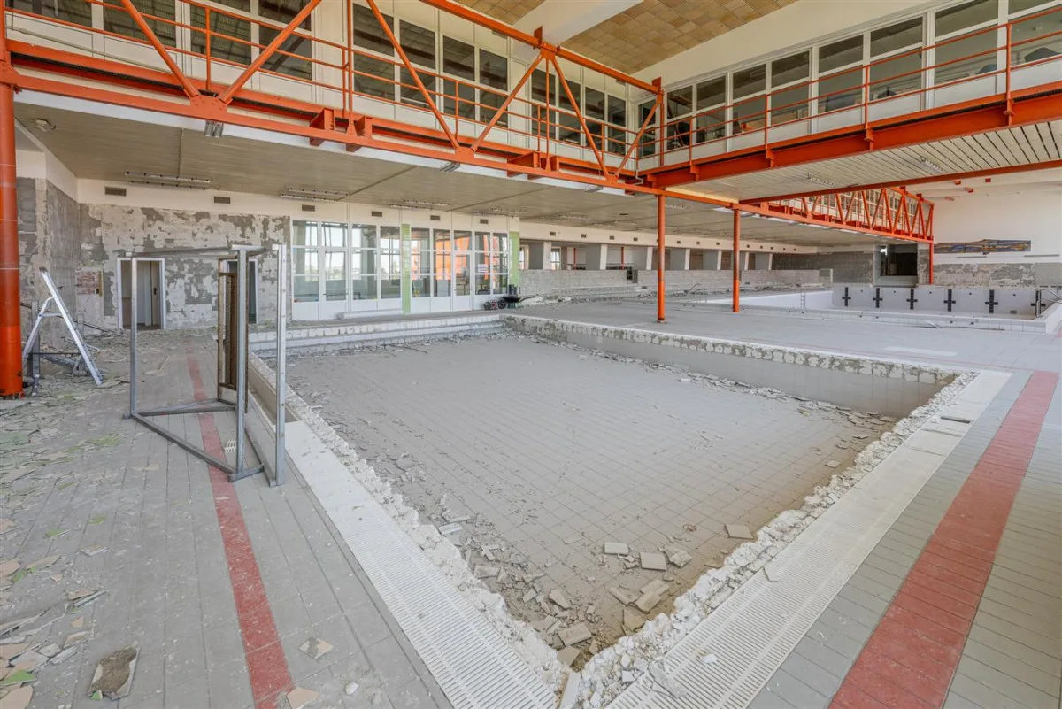 FOTO: V jihlavském bazénu E. Rošického pracuje bagr, dírou je vidět o patro níže