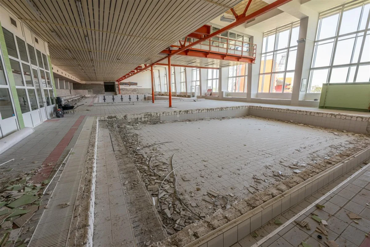 FOTO: V jihlavském bazénu E. Rošického pracuje bagr, dírou je vidět o patro níže