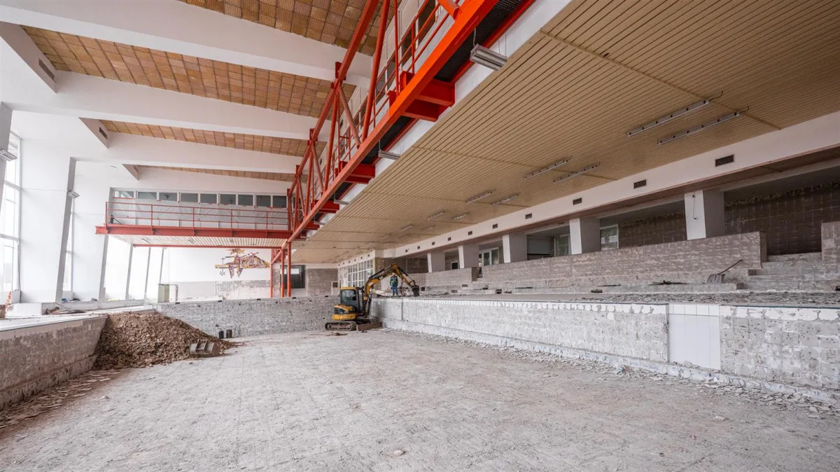 FOTO: V jihlavském bazénu E. Rošického pracuje bagr, dírou je vidět o patro níže