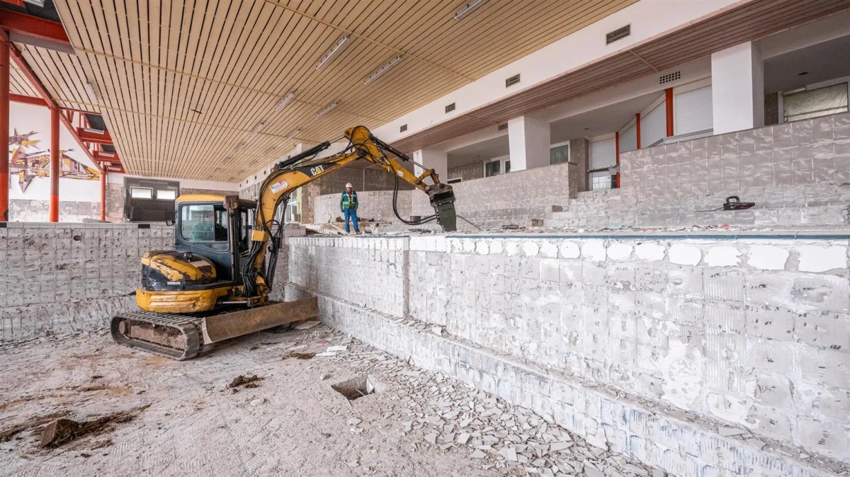 FOTO: V jihlavském bazénu E. Rošického pracuje bagr, dírou je vidět o patro níže