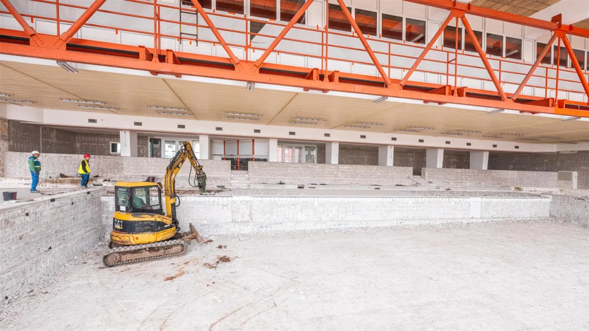 FOTO: V jihlavském bazénu E. Rošického pracuje bagr, dírou je vidět o patro níže