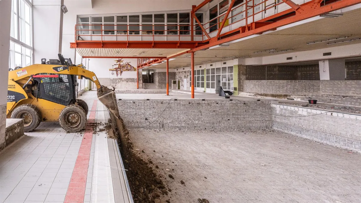 FOTO: V jihlavském bazénu E. Rošického pracuje bagr, dírou je vidět o patro níže