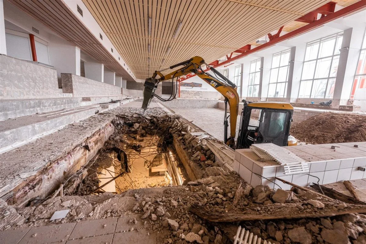 FOTO: V jihlavském bazénu E. Rošického pracuje bagr, dírou je vidět o patro níže